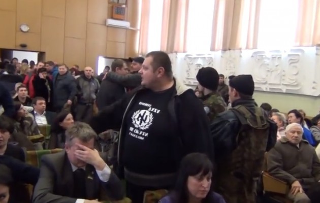 Δείτε σε βίντεο Ουκρανούς ναζί, οπλισμένους με ρόπαλα και σφυριά, να τρομοκρατούν δημοτικούς συμβούλους