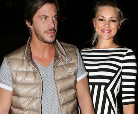 Η αγαπημένη του Οικονομόπουλου αποκαλύπτει ότι θέλει γάμο και παιδί από τον τραγουδιστή