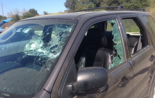 Πάτρα: Άγνωστοι έσπασαν το αυτοκίνητο του Πάσχου Μανδραβέλη (φωτογραφία)