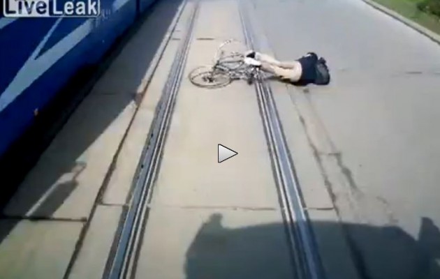 Άγιο είχε τελικά ο απρόσεκτος ποδηλάτης (βίντεο)