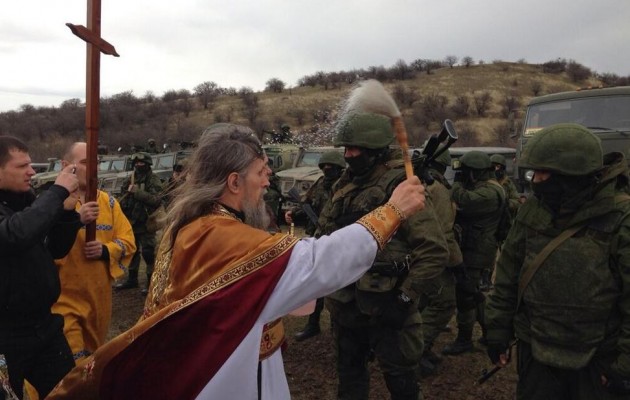 Φωτορεπορτάζ: Οι ορθόδοξοι κληρικοί ευλογούν παντού τους Ρώσους στρατιώτες