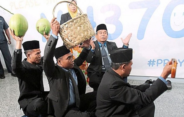 Μαλαισία: Ούτε ο μεγάλος Σαμάνος με τις καρύδες του βρήκε το Μπόινγκ