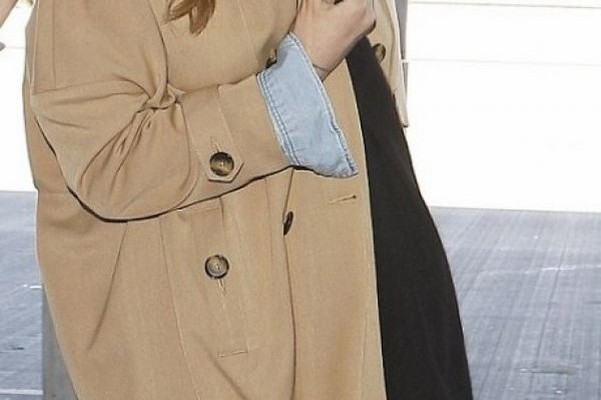 Πασίγνωστη ηθοποιός μπήκε στο πέμπτο μήνα και κρύβει ακόμα την εγκυμοσύνη της