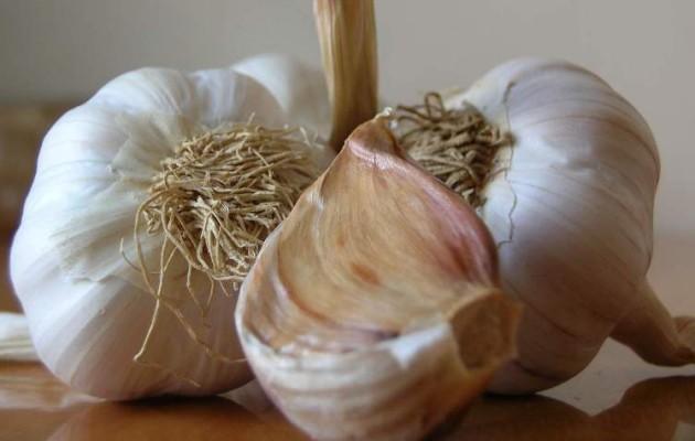 6 (ασυνήθιστες) χρήσεις του Σκόρδου που θα κάνουν τη ζωή σας ευκολότερη