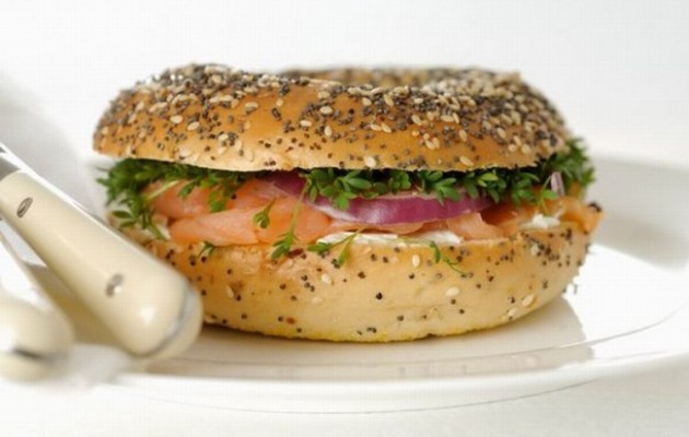 Ψωμάκια bagel με καπνιστό σολομό & τυρί κρέμα