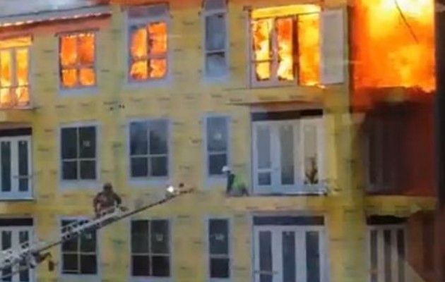 Συγκλονιστικό βίντεο: καρέ καρέ η επιχείρηση απεγκλωβισμού πολίτη από φλεγόμενο κτίριο
