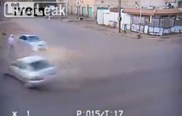 Το απίστευτο τρακάρισμα και ο… απίστευτα τυχερός πεζός (βίντεο)