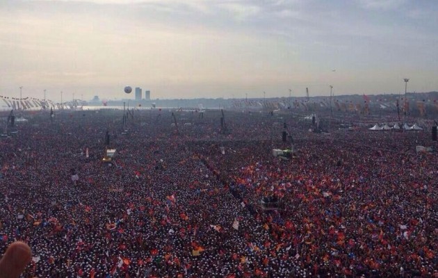 Καταγγέλουν τον Τούρκο… “Μπιρσίμ” ότι “μεγάλωσε” την συγκέντρωση του Ερντογάν