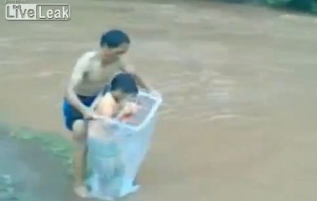 Βιετνάμ: Οι μαθητές περνάνε το ποτάμι μέσα σε πλαστικές σακούλες (βίντεο)