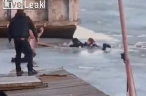 Δραματική διάσωση κοπέλας που έπεσε στα παγωμένα νερά του Βόλγα (βίντεο)