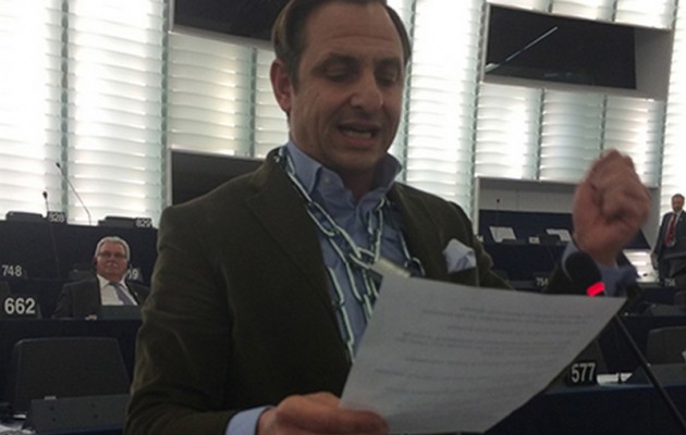 Ο Χατζημαρκάκης αλυσοδέθηκε στο Ευρωπαϊκό Κοινοβούλιο απαίτησε να μπει  “Λουκέτο στην Τρόικα, όχι στην Ελλάδα”