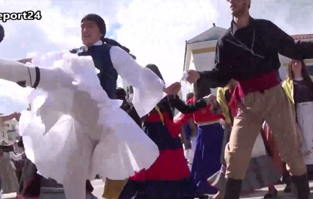 Έτσι χορεύουν τα παλικάρια και τιμούν τους προγόνους μας (βίντεο)