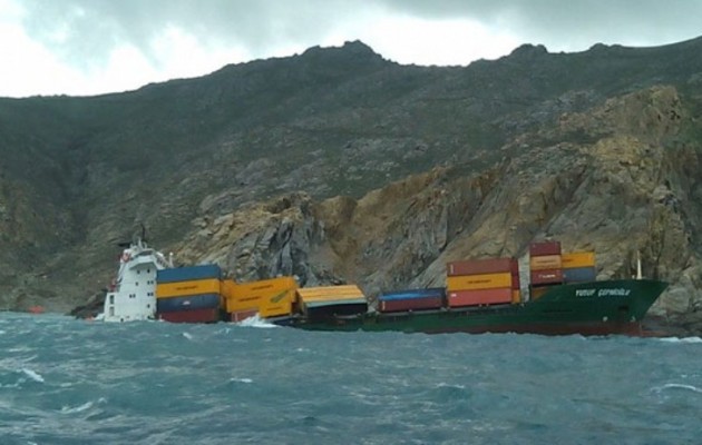 Στα βράχια της Μυκόνου προσάραξε τουρκικό εμπορικό πλοίο (βίντεο)