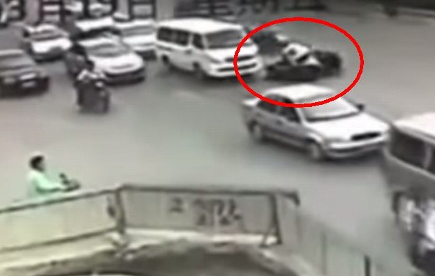 Ο χειρότερος μηχανόβιος τράκαρε 4 φορές σε 36 δεύτερα και μετά έπεσε σε τρύπα