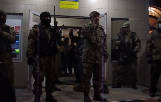 Ένοπλοι Ρώσοι κατέλαβαν το αστυνομικό τμήμα του Κραματόρσκ της Ουκρανίας