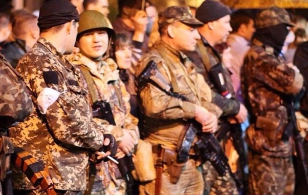 ΒΙΝΤΕΟ: Παρέδωσαν τα όπλα τους οι Ουκρανοί αστυνομικοί στο Λουγκάντσκ