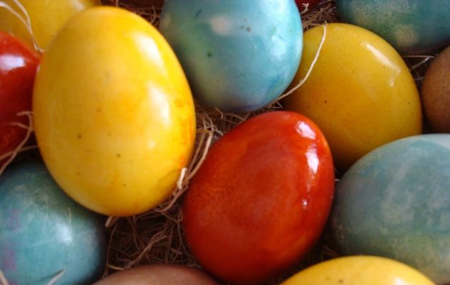 Βάψτε τα αυγά σας με παντζάρι, κουρκουμά και κόκκινο λάχανο