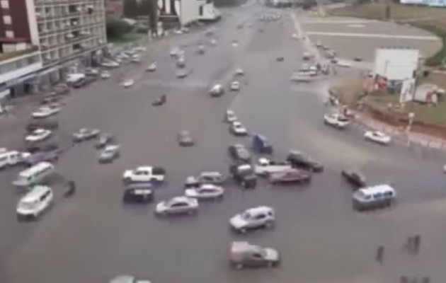 Απίστευτο κυκλοφοριακό χάος σε σταυροδρόμι χωρίς φανάρια  (βίντεο)