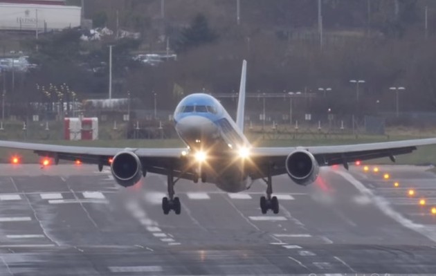 Εντυπωσιακό βίντεο: Επιβατικά αεροπλάνα με κόντρα τον άνεμο!