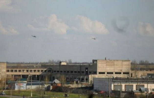 ΒΙΝΤΕΟ: Ουκρανικά ελικόπτερα επιτίθενται στο αεροδρόμιο του Σλοβιάντσκ