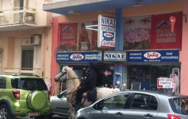 Βγήκε βόλτα στην Καλαμάτα με το άλογο