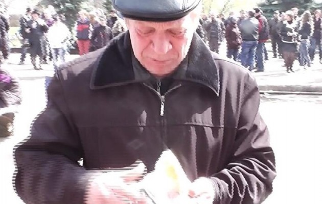 Κάτοικος του Σλοβιάντσκ σε δημοσιογράφο: “Δώσε μια μπανάνα στον Ομπάμα”