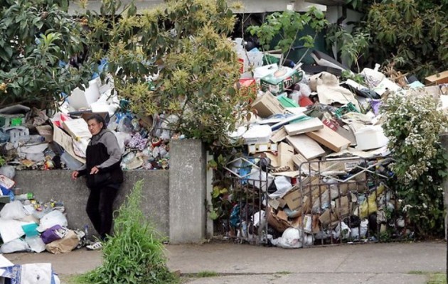 Ελληνίδα του Σίδνεϊ “διάσημη” στην Αυστραλία για το βουνό από σκουπίδια στην αυλή της