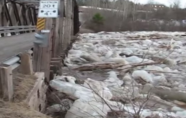 Το ποτάμι του πάγου μετακινεί την γέφυρα (βίντεο)