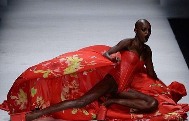 Απίστευτο! Τρία μοντέλα έφαγαν τούμπα σε επίδειξη (εικόνες)