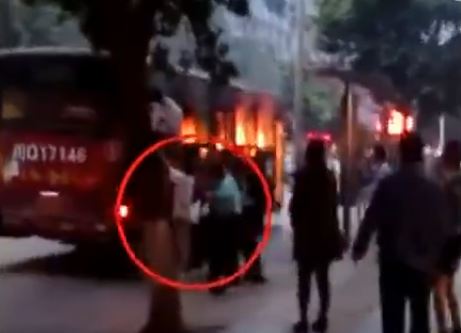 Βίντεο σοκ: 20 επιβάτες κινδυνεύουν να καούν σε λεωφορείο που φλέγεται
