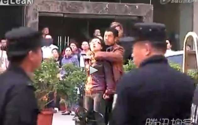 Απειλούσε να της κόψει το λαιμό με μπαλτά (βίντεο)