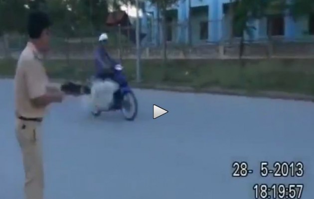 Βιετνάμ: Με όπλο – δίχτυ πιάνουν τους παράνομους μηχανόβιους (βίντεο)