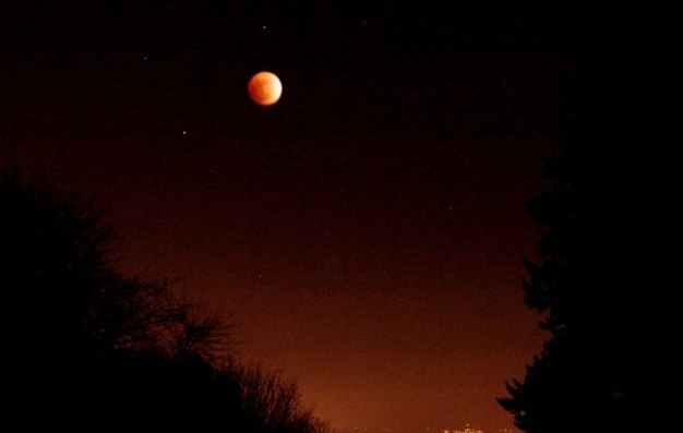 Δείτε σε απευθείας μετάδοση την έκλειψη της Σελήνης