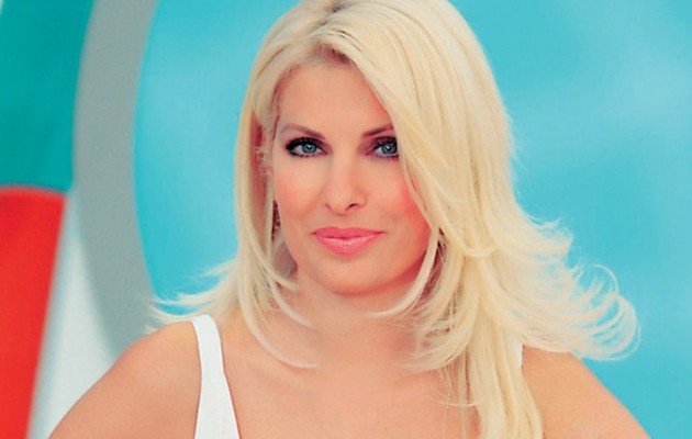 Δείτε την Ελένη Μενεγάκη να μιλά για τις δυο οικογένειές της (βίντεο)