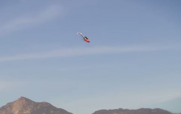 Ακροβατικά με ελικόπτερο που κόβουν την ανάσα (βίντεο)