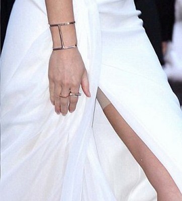 Την πρόδωσε το σκίσιμο του φορέματός της – Ποια ηθοποιός φορά μασαζοκολάν; (βίντεο)