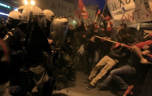 Ξύλο και δακρυγόνα στην απαγορευμένη διαδήλωση στο κέντρο της Αθήνας