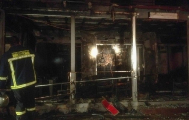 Στάχτη έγινε καφετέρια στο Ηράκλειο (εικόνες)