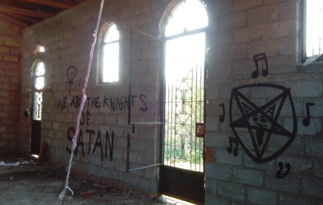 Σατανιστές βεβήλωσαν εκκλησάκι στο Αγρίνιο (εικόνες)