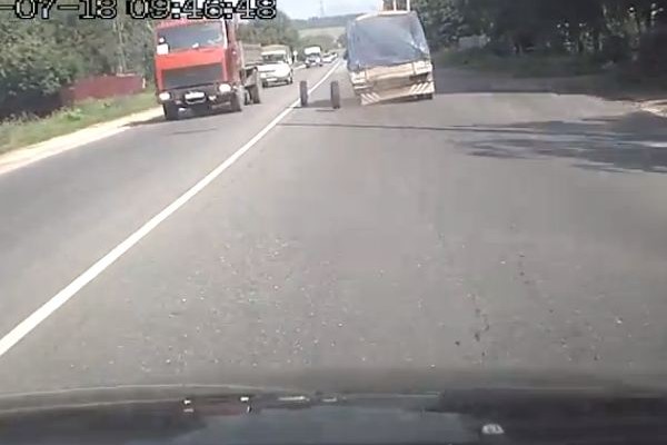 Και ξαφνικά έφυγαν οι ρόδες από το… φορτηγό (βίντεο)