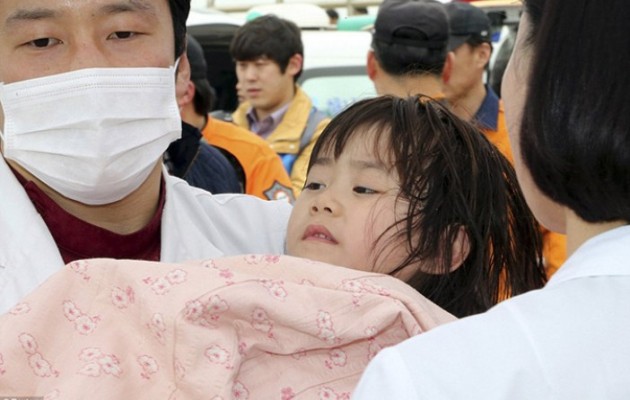 Τραγωδία στη Ν. Κορέα:  ναυάγησε πλοίο γεμάτο παιδιά, 300 αγνοούμενοι (εικόνες και βίντεο)