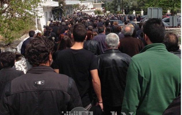 Θρήνος και μαντινάδες για τον Γιώργο Γυπαράκη που πέθανε από μπαλωθιά στην Κρήτη Θρήνος και μαντινάδες για τον Γιώργο Γυπαράκη που πέθανε από μπαλωθιά στην Κρήτη
