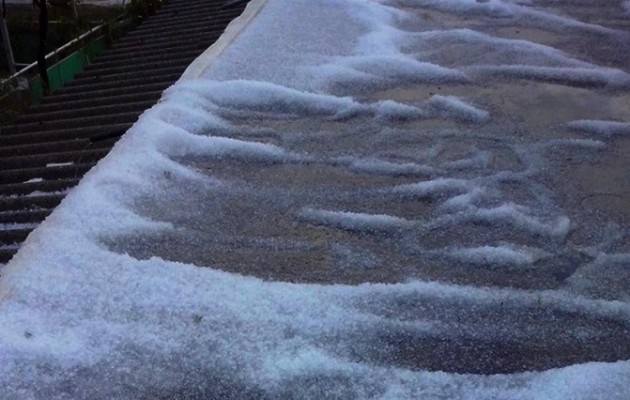 “Το έστρωσε”  με χαλάζι στα Καμμένα Βούρλα (φωτογραφίες)