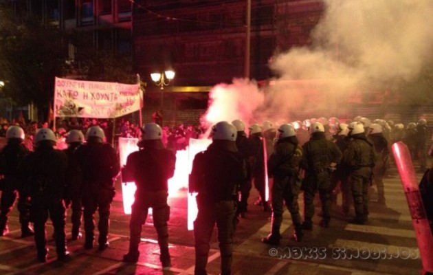 Καπνογόνα πάνω στα ΜΑΤ