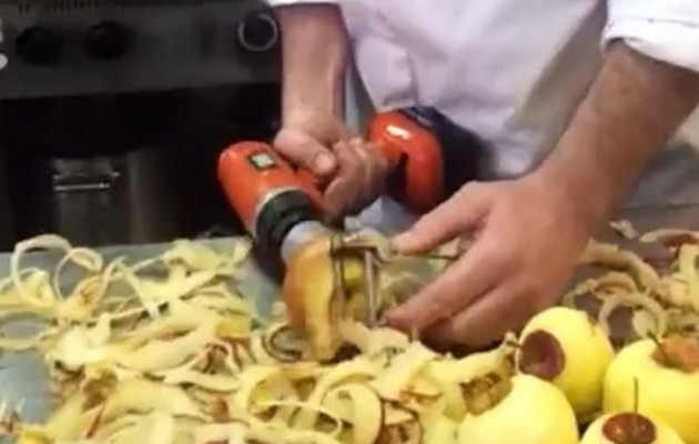 Ο πιο γρήγορος τρόπος να καθαρίσετε μήλα (βίντεο)
