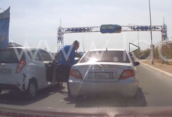 Καζακστάν: Τέτοιο καβγά με… αυτοκίνητα δεν έχετε ξαναδεί (βίντεο)