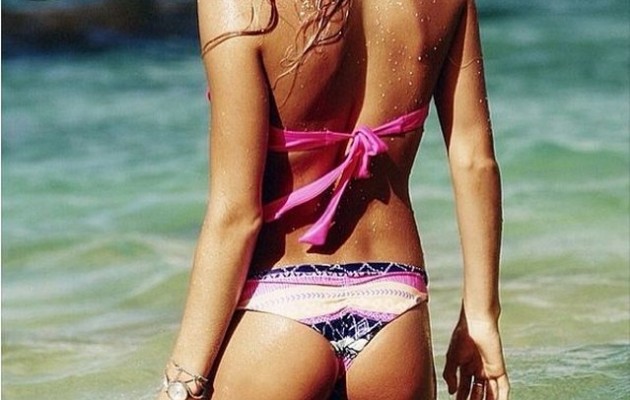 Δείτε πώς η αθλήτρια με τα “Καλύτερα οπίσθια του σερφ” έφερε πιο γρήγορα το καλοκαίρι