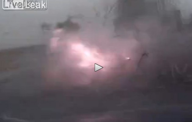 Έπεσε κεραυνός μπροστά του (βίντεο)