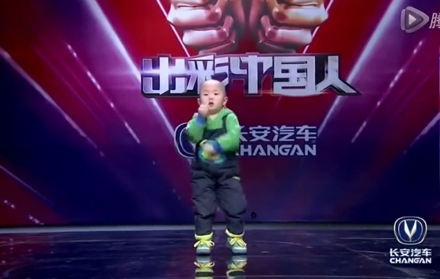 Δείτε τον 3χρονο αστέρα της κινέζικης σόου μπιζ (βίντεο)