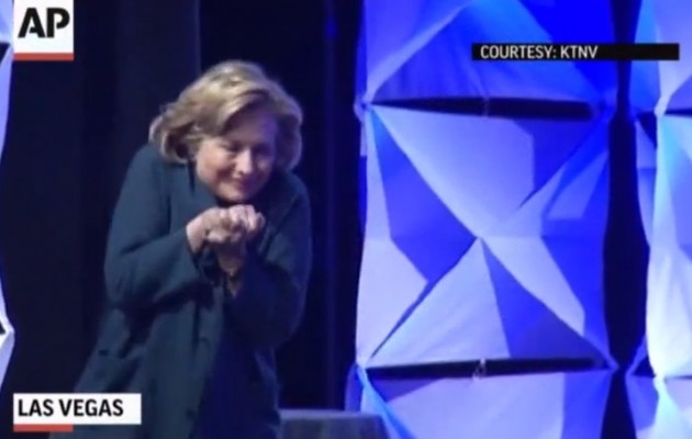 Πέταξαν παπούτσι στη Χίλαρι Κλίντον (βίντεο)